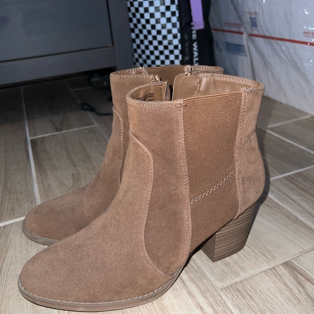 Universal Threads brown boot heals - Picture 3 of 10